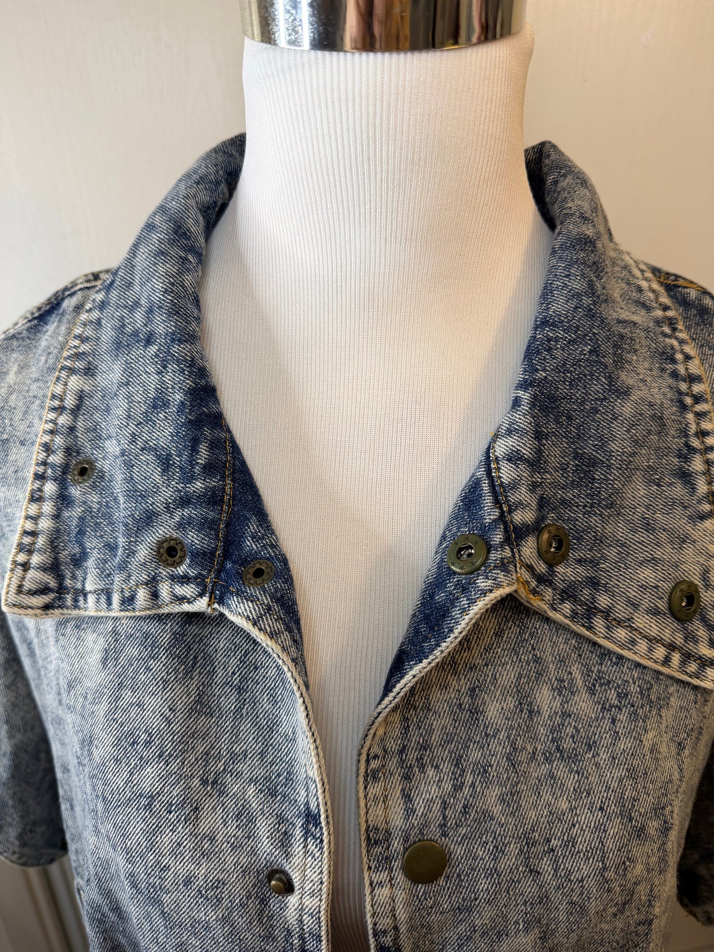 Amber Moon Revival: 100% Cotton Acid Washed Denim Belted Shirt Jacket